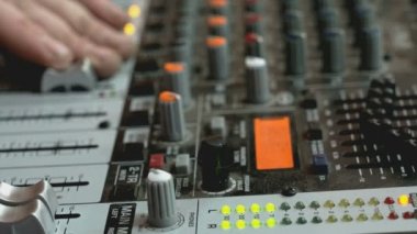 Bir audiomixer bir gece kulübünde çalışan dj