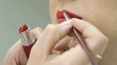 Makyaj sanatçısı şık modeli için makyaj yapma