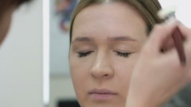 Genç model için makyaj yapma makyaj sanatçısı