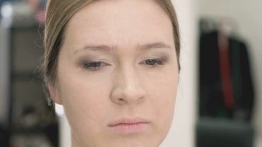 Genç model için makyaj yapma makyaj sanatçısı