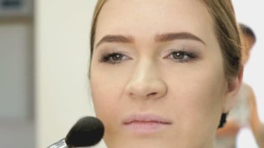 Makyaj sanatçısı şık modeli için makyaj yapma