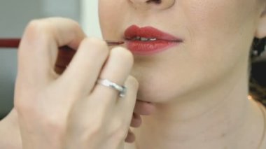 Makyaj sanatçısı şık modeli için makyaj yapma