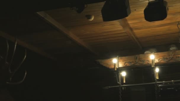 Plafond en bois avec des lampes en forme de bougies — Video