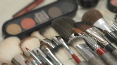 Kozmetik makyaj paleti ve fırçalar masada
