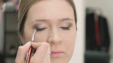 Genç model için makyaj yapma makyaj sanatçısı