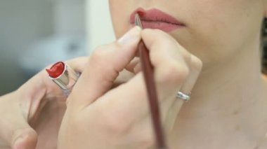 Makyaj sanatçısı şık modeli için makyaj yapma