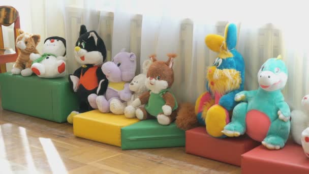 O bebê brinquedos de animais macios no salão de um berçário — Vídeo de Stock
