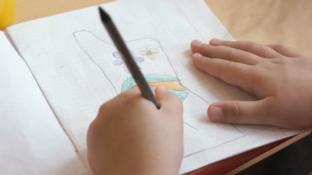 Petite fille dessine une image dans le copybook — Video