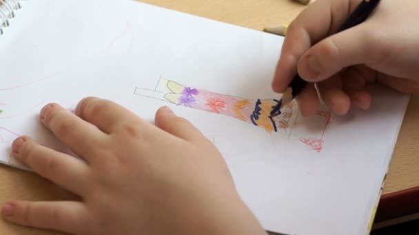 Bambina disegna un disegno nel copybook — Video Stock