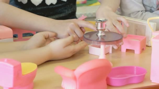 Niños jugando muebles para niños en la mesa — Vídeos de Stock