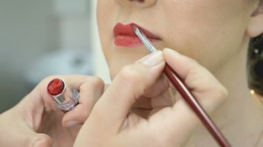 Makyaj sanatçısı şık modeli için makyaj yapma