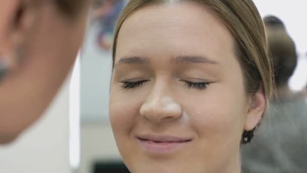 Make-up-Artist schminkt junge Models — Stockvideo