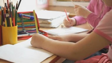 Küçük kızlar defterini içinde bir resim çizmek