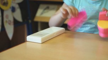 Çocuklar çocuk mobilya masada oyun