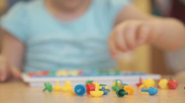 Küçük çocuk bir entelektüel bir masada oynuyor