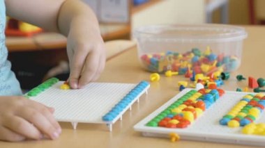 Çocuk entelektüel eğitim oyunu oynar