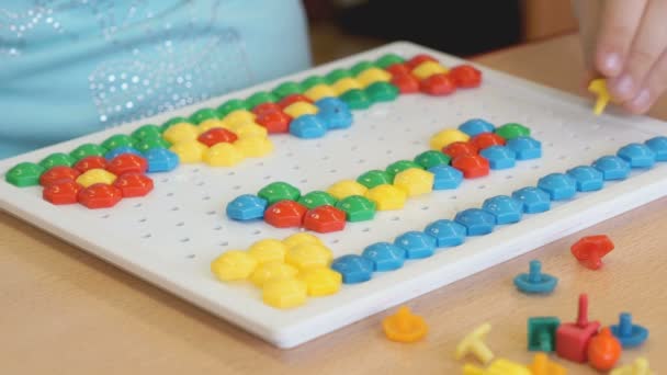 Niño juega el juego educativo intelectual — Vídeos de Stock