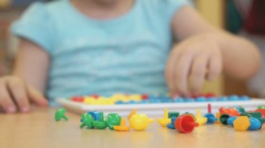 Çocuk entelektüel eğitim oyunu oynar