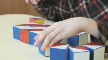 Çocuk renkli küpleri kullanarak bir desen toplama