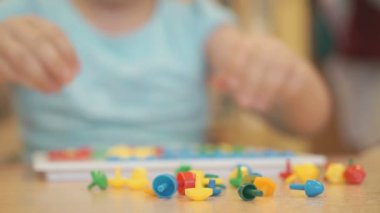 Çocuk entelektüel eğitim oyunu oynar