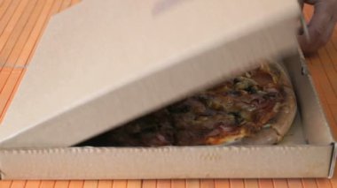 Büyük bir pizza ile açılış karton kutu