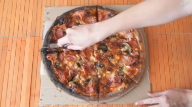 Bıçak-silindir masaya kullanarak kesme pizza