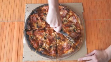 Bıçak-silindir masaya kullanarak kesme pizza