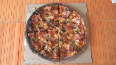 Dilim pizza bir karton kutu alarak eller