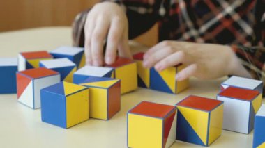 Çocuk renkli küpleri kullanarak bir desen toplama