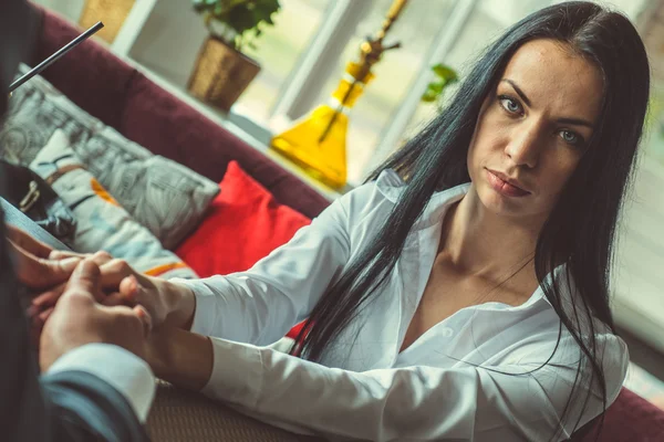 Adam ve kız restoranda elele