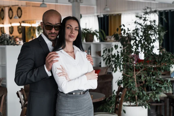 Bir kızla bir Arap işadamı portresi