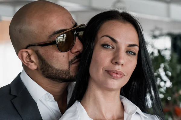 Arap adam hugs ve güzel bir kız öpücük