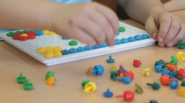 Küçük kız fikri eğitici bir oyun oynuyor