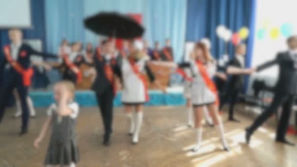 Los alumnos niños y niñas bailan un baile lento el vals — Vídeo de stock