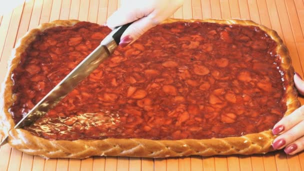 Corte de torta de morango usando uma faca de aço — Vídeo de Stock