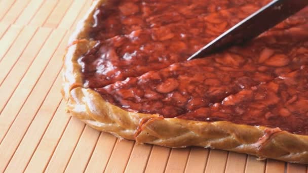 Snijden van een aardbei taart met behulp van een stalen mes — Stockvideo