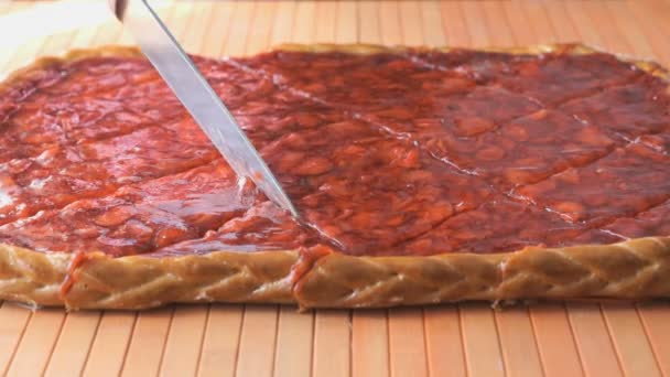 Découpe d'une tarte aux fraises à l'aide d'un couteau en acier — Video