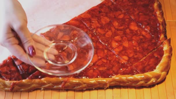 Hand puts piece of the strawberry pie on a saucer — Stock Video