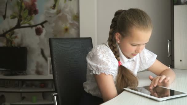 Studentessa primaria utilizzando un computer tablet digitale — Video Stock