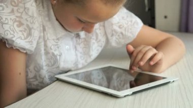 Küçük kız bir dijital tablet bilgisayar holding