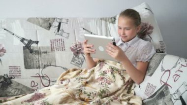 Yatakta yatıyordu dijital tablet okuma çocuk