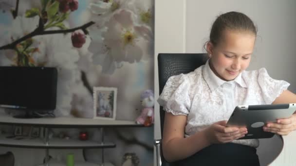 Colegiala primaria usando una tableta digital — Vídeo de stock