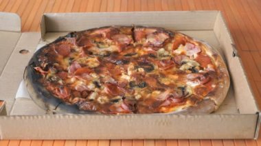 Büyük bir pizza ile karton kutu kapatma