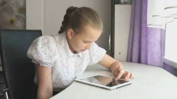 Dospívající dívka používá digitální tabletu v recepci