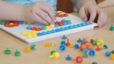 Küçük kız fikri eğitici bir oyun oynuyor