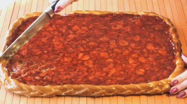 Çelik bir bıçak kullanarak bir Çilekli pasta kesme