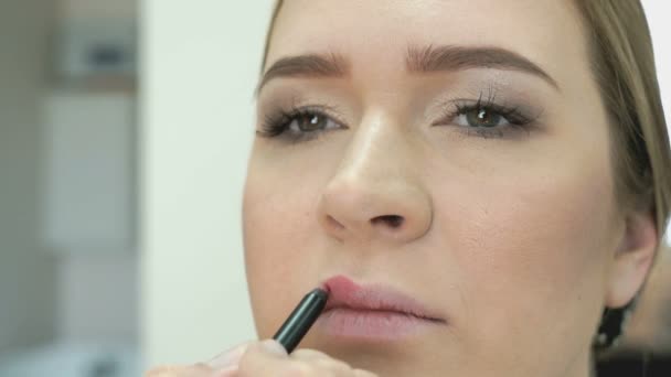 Makeup artist making make-up for stylish model — Stock Video