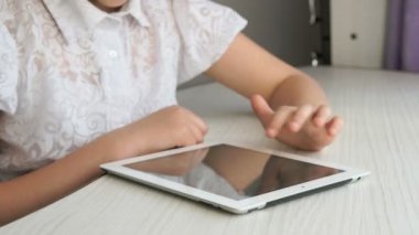Dijital tablet bilgisayar tutan genç kız