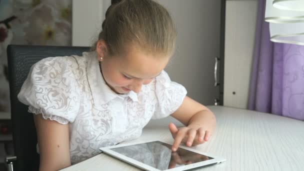 Petite fille mignonne utilise une tablette numérique — Video