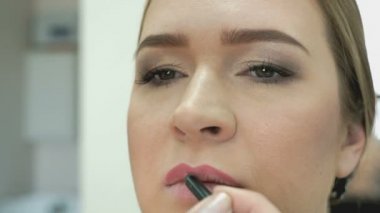 Makyaj sanatçısı şık modeli için makyaj yapma